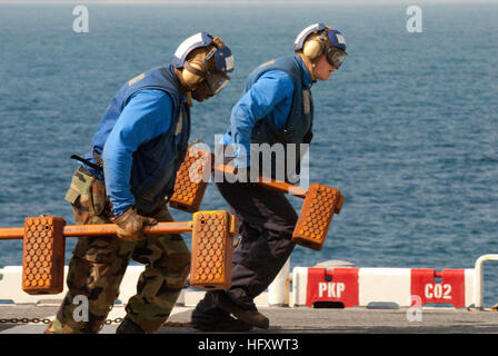 091029-N-5700G-007 Atlantik (29. Oktober 2009) Luft Crewman klar das Flugdeck während einer Schadensbegrenzung Drill an Bord der amphibischen Angriff Schiff USS Nassau (LHA-4), stehen vor einer Schadensbegrenzung Bohrmaschine bereit. Nassau ist eine zusammengesetzte Einheit Training ausüben, eine Übung entwickelt, um realistische Umgebungen für US-Seestreitkräfte, die die operativen Herausforderungen routinemäßig bei militärischen Operationen weltweit eng replizieren beteiligt. (Foto: U.S. Navy Masse Kommunikation Spezialist Seemann Desiree Green/freigegeben) US Navy 091029-N-5700G-007 Air Besatzungsmitglieder klar die Stockfoto