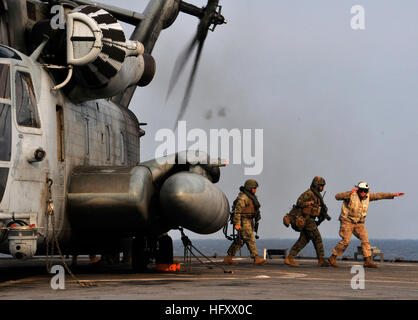 091104-N-0807W-398 SEA OF JAPAN (4. November 2009) Marines zugewiesen der 31. Marine Expeditionary Unit (MEU 31.) aussteigen einen Marinekorps CH-53E Sea Stallion-Hubschrauber an Bord der amphibischen Dock Landungsschiff USS Harpers Ferry (LSD-49). Harpers Ferry ist Teil der Denver amphibische bereit Gruppe Teilnahme an der jährlichen bilateralen Koreanisch integrierten Trainingsprogramm Übung. (Foto: U.S. Navy Mass Communication Specialist 2. Klasse Joshua J. Wahl/freigegeben) US Navy 091104-N-0807W-398-Marines aussteigen einen Marinekorps CH-53E Sea Stallion-Hubschrauber Stockfoto