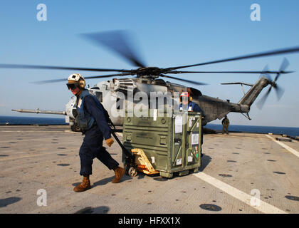 091105-N-6692A-065 SEA OF JAPAN (5. November 2009) Lance Cpl. Nick Jackson und Lance Cpl. Ricardo Navarrete entladen eine Schachtel mit Ausrüstung aus einem Marinekorps CH-53 Sea Stallion-Hubschrauber an Bord der amphibischen Dock Landungsschiff USS Tortuga (LSD-46). Tortuga ist Teil der Denver amphibische bereit Gruppe Teilnahme an der jährlichen bilateralen Koreanisch integrierten Trainingsprogramm Übung. (Foto: U.S. Navy Mass Communication Specialist 1. Klasse Geronimo Aquino/freigegeben) US Navy 091105-N-6692A-065 Lance Cpl. Nick Jackson und Lance Cpl. Ricardo Navarrete entladen eine Schachtel mit Ausrüstung aus einem Marinekorps CH-53 Stockfoto