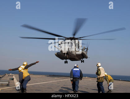 091105-N-6692A-055 SEA OF JAPAN (5. November 2009) A Sailor signalisiert einen Marinekorps CH-53 Sea Stallion-Hubschrauber, wie es aus dem Flugdeck der amphibischen Dock Landungsschiff USS Tortuga (LSD 46) nimmt ab. Tortuga ist Teil der Denver amphibische bereit Gruppe Teilnahme an der jährlichen bilateralen Koreanisch integrierten Trainingsprogramm Übung. (Foto: U.S. Navy Mass Communication Specialist 1. Klasse Geronimo Aquino/freigegeben) US Navy 091105-N-6692A-055 A Sailor signalisiert einen Marinekorps CH-53 Sea Stallion-Hubschrauber, wie es zieht aus dem Flugdeck der USS Tortuga (LSD-46) Stockfoto