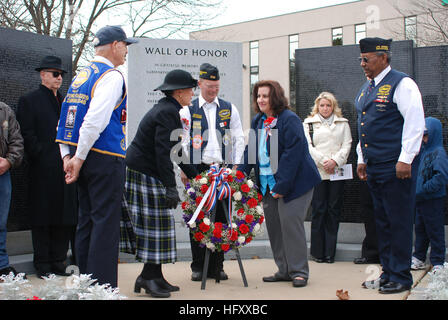 091111-N-4437G-056 GROTON, Connecticut (11. November 2009) Allyn B. Donath und Sarah Baxter legen den Kranz zu Ehren alle u-Bootfahrer, die im Dienst in ihrem Land vor der Wall of Honor im US-u-Boot Veteranen des zweiten Weltkriegs nationale u-Boot Memorial Ost in Groton verloren gegangen sind. Das u-Boot-VeteransÕ VeteranÕs Day Celebration ist eine Hommage an Veteranen der u-Boot-Truppe, die die Nation im Frieden und im Krieg gedient haben. (US Navy Foto von Mass Communication Specialist/freigegeben) UNS Marine 091111-N-4437G-056 Allyn B. Donath und Sarah Baxter legen den Kranz zu Ehren alle u-Bootfahrer, die gewesen sind Stockfoto