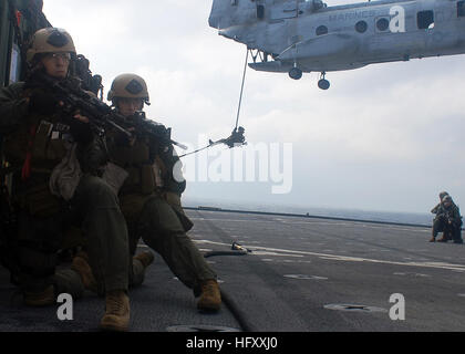 091116-N-6692A-048 PHILIPPINENSEE (16. November 2009) Marine Aufklärung Kräfte zugewiesen der 31. Marine Expeditionary Unit (MEU 31.) sichern einen Umfang während eines Besuchs, Board, Durchsuchung und Beschlagnahme (VBS) training Übung an Bord der amphibischen dock Landungsschiff USS Tortuga (LSD-46). Tortuga ist Teil der Essex Expeditionary Strike Group Teilnahme an jährlichen ausüben (ANNUALEX 21G), eine bilaterale Übung von der US Navy und Japan Maritime Self-Defense Force durchgeführt. (Foto: U.S. Navy Mass Communication Specialist 1. Klasse Geronimo Aquino/freigegeben) US Navy 091116-N-6692A-048 Marine rec Stockfoto