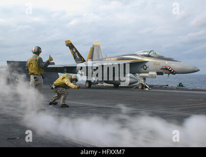 091118-N-9211M-024 Pazifik (18. November 2009) Lt. CMdR Jason Bartholomew und Lt. Louis Krueper geben das Signal zum Start einer F/A-18E Super Hornet, die Royal Streitkolben des Strike Fighter Squadron (VFA) 27, aus dem Flugdeck des Flugzeugträgers USS George Washington (CVN-73) zugeordnet. George Washington unterstützt im Gange Sicherheit und Stabilität in den westlichen Pazifik. (US Navy Foto von Lt. Reann Mommsen/freigegeben) UNS Marine 091118-N-9211M-024 Lt. CMdR Jason Bartholomew und Lt. Louis Krueper geben das Signal zum Start einer F-A-18E Super Hornet, Royal Streitkolben von Strike Fi zugewiesen Stockfoto