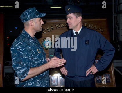 091118-N-3592S-004 NORFOLK, Virginia (18. November 2009) Captain Ronald Reis, Kommandierender Offizier der amphibischen Angriff Schiff USS Nassau (LHA-4), Gespräche mit French Air Force General Stephane Abrial, Supreme Allied Commander Transformation, auf dem Achterdeck ShipÕs. (Foto: U.S. Navy Mass Communication Specialist 1. Klasse James R. Stilipec/freigegeben) U.S. Navy 091118-N-3592S-004 Captain Ronald Reis, Kommandierender Offizier der amphibischen Angriff Schiff USS Nassau (LHA-4), spricht mit French Air Force General Stephane Abrial, Supreme Allied Commander Transformation Stockfoto