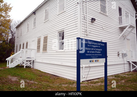 Ein 19. Jahrhundert Hudson Bay Company Mitarbeiter Haus auf der original-Website seine erste Siedlung in Moose Factory, Ontario, Kanada. Stockfoto