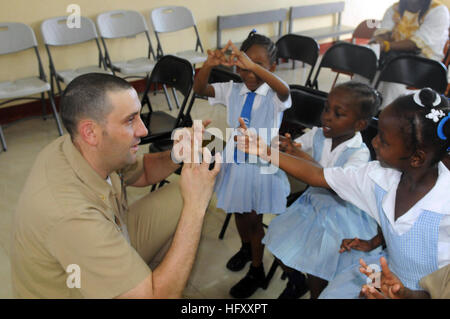 091120-N-7353K-041 OCHO RIOS, Jamaika (20. November 2009) Lt. CMdR Adam Goldberg, zugewiesen, das amphibische Kommando-Schiff USS Wasp (LHD-1), spielt mit Studenten in Farn Grove grundlegende Elementary School in Ocho Rios, Jamaika. Goldberg und ein Kontingent von Matrosen und Marinesoldaten vom amphibischer Angriff Schiff USS Wasp (LHD-1) verteilt Rucksäcke und Teddybären für Kinder in der Schule. Wespe wird auf südlichen Partnerschaft Station-amphibisch, Bestandteil der Partnerschaft der Americas Meeresstrategie bereitgestellt. (Foto: U.S. Navy Mass Communication Specialist 2. Klasse Christopher Koons/freigegeben) US-Na Stockfoto