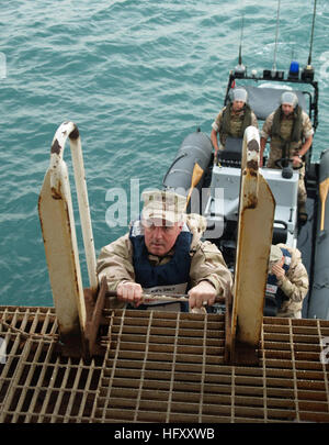 091125-N-6156A-001 Persischen Golf (25. November 2009) Admiral J. C. Harvey Jr., Commander, US Fleet Forces Command, klettert an Bord der Al Basra Oil Terminal. Harvey macht seinen ersten Besuch mit bereitgestellten Segler in die US Central Command Verantwortungsbereich, seit seinem Befehl im Juli letzten Jahres. (US Navy Foto von Lt. Matt Allen/freigegeben) UNS 091125-N-6156A-001 Marine Admiral J. C. Harvey Jr., Commander, US Fleet Forces Command, klettert an Bord der Al Basra Oil Terminal Stockfoto