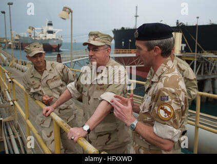 091125-N-6156A-008 Persischen Golf (25. November 2009) ADM J. C. Harvey Jr., Mitte, Commander, US Fleet Forces Command ist von Royal Navy Commodore James Morse, Kommandant, Task Force Irak See-, informiert über das Layout und die Operationen der Al Basra Oil Terminal.   Harvey macht seinen ersten Besuch mit bereitgestellten Segler in die US Central Command Verantwortungsbereich, seit seinem Befehl im Juli letzten Jahres. (US Navy Foto von Lt. Matt Allen/freigegeben) US Navy 091125-N-6156A-008 ADM J. C. Harvey Jr. ist von Royal Navy Commodore James Morse informiert Stockfoto