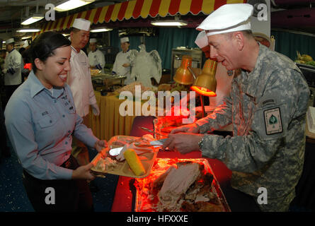 091126-N-2688M-097 Golf von OMAN (26. November 2009) General David H. Petraeus, Commander, US Central Command, dient der Türkei Logistikspezialist 3. Klasse Albrian Crisostomo während Thanksgiving-Dinner an Bord des Flugzeugträgers USS Nimitz (CVN-68). Nimitz und eingeschifften Carrier Air Wing (CVW) 11 werden auf dem US Central Command Zuständigkeitsbereich eingesetzt. (Foto: U.S. Navy Mass Communication Specialist 2. Klasse Joseph Moon/freigegeben) US Navy 091126-N-2688M-097 General David H. Petraeus, Commander, US Central Command, dient der Türkei Logistikspezialist 3. Klasse Albrian Crisostomo während T Stockfoto