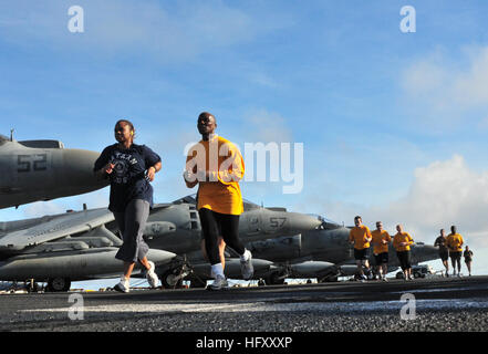 091126-N-9740S-013 Atlantik (26. November 2009) Seeleute an Bord der Mehrzweck amphibischer Angriff Schiff USS Bataan (LHD-5) und begann Marines aus der 22. Marine Expeditionary Unit (MEU 22.) in 5-Kkillometer Türkei Trab auf dem Schiffsdeck Flug am Thanksgiving Day teilnehmen. Die Bataan amphibische bereit Gruppe ist der Atlantik auf dem Heimweg von einem sieben-Monats-Bereitstellung Transit. (Foto: U.S. Navy Chief Masse Kommunikation Spezialist Tony Sisti/freigegeben) US Navy 091126-N-9740S-013 Matrosen an Bord die amphibische Mehrzweck-Schiff USS Bataan (LHD-5) und eingeschifften Mar Stockfoto