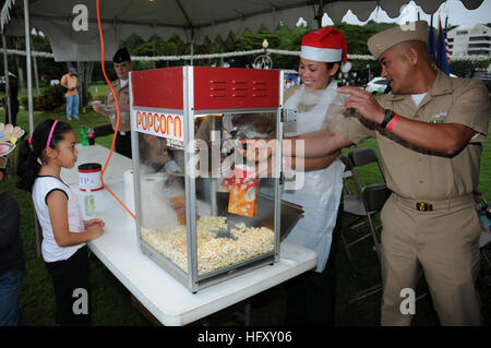 091128-N - 1906 L-002 HAGATNA, Guam (28. November 2009) Chief kulinarische Spezialist Rodrigo Sabanga, rechts, und Hospital Corpsman 2. Klasse Jade Zimmerman, beide zugewiesenen Naval Hospital Guam, bereit einen Beutel Popcorn für die Teilnehmer des Guam Kammer des CommerceÕs 17. jährlichen Christmas Festival Skinner Plaza. (US Navy Foto von Jesse Leon Guerrero/freigegeben) US Navy 091128-N-1906 L-002 Chief kulinarische Spezialist Rodrigo Sabanga und Hospital Corpsman 2. Klasse Jade Zimmerman bereit einen Beutel Popcorn für Teilnehmer der Handelskammer Guam 17. jährlichen Christmas Festival Stockfoto