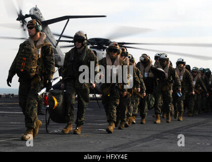 091204-N-8655E-494 ONSLOW BAY, N.C. (4. Dezember 2009) Marines zugewiesen der 22. Marine Expeditionary Unit (MEU 22.) vorzubereiten, das amphibische Mehrzweck-Schiff USS Bataan (LHD-5) nach Abschluss einer sieben-Monats-Bereitstellung mit der Bataan amphibische bereit Gruppe abzuweichen. (Foto: U.S. Navy Mass Communication Specialist 2. Klasse Kelvin Edwards/freigegeben) U.S. Navy 091204-N-8655E-494-Marines, die 22. Marine Expeditionary Unit zugeordnet (22. MEU) darauf vorbereiten, das amphibische Mehrzweck-Schiff USS Bataan (LHD-5) fahren Stockfoto