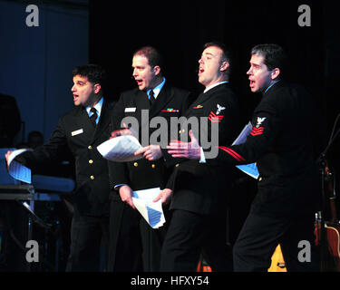 091204-N-5508A-159 fort BELVOIR, Virginia (4. Dezember 2009) Musiker 1. Klasse Michael H. Belinkie, Benjamin L. Bransford III, Michael Webb und Adam Tyler, alle Mitglieder der Marine Meer Musikanten, singen ihre Komödie Version von "The Twelve Days of ChristmasÓ am Wallace Theater in Fort Belvoir. Der U.S. Navy Band in Washington, D.C. ist die NavyÕs ersten musikalischen Organisation und führt öffentliche Konzerte und militärische Zeremonien im Großraum Washington und darüber hinaus. (Musiker 1. Klasse David Aspinwall/freigegeben) US Navy 091204-N-5508A-159 Mitglieder der Marine Meer Musikanten singen ihre Komödie version Stockfoto