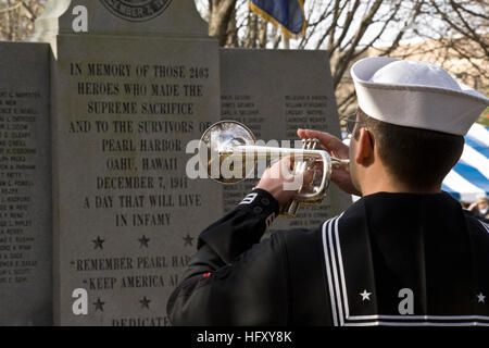 091207-N-7874H-146 NORFOLK (7. Dezember 2009) A Bugler spielt Hähne während einer Gedenkveranstaltung Pearl Harbor an gemeinsamen Expeditionary Base Little Creek Fort Story. (US Navy Foto von Robin Hicks/freigegeben) US Navy 091207-N-7874H-146 A Bugler spielt Hähne während einer Gedenkveranstaltung Pearl Harbor an gemeinsamen Expeditionary Base Little Creek Fort Story Stockfoto