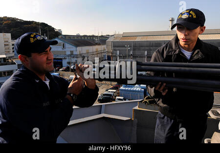 Petty Officer 3rd Class Patrick Ramos, Feuer Controlmen und Ivan Galvez Wartungsarbeiten auf ein schließen-In Waffen-System an Bord der U.S. 7. Flottenkommando Schiff USS Blue Ridge. USS Blue Ridge DVIDS229942 Stockfoto