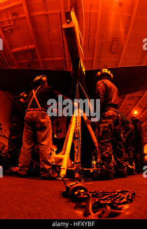 Seeleute und Auftragnehmer des VAQ-129 heben einen E/A-6B Prowler mit einem Wagenheber an, um Wartungsarbeiten an Bord der USS John C. Stennis während der Flugzeugqualifikation vor Südkalifornien durchzuführen. Stockfoto
