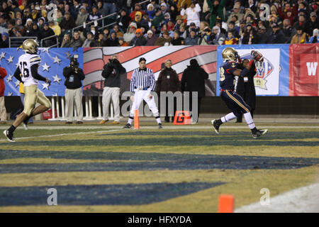 091212-N-3066M-002 (12. Dezember 2009) PHILADELPHIA Navy Slot hinten Marcus Curry (#28) fängt einen Pass und punktet erste Marine Touchdown früh im 3. Quartal während der 110. Army-Navy College-Football-Spiel am Lincoln Financial Field in Philadelphia. (US Navy Foto von Domonic Montez/freigegeben) US Navy 091212-N-3066M-002 Marine Schlitz hinten Marcus Curry (%% 5E28) fängt einen Pass und erhält erste Marine Touchdown früh im 3. Quartal Stockfoto