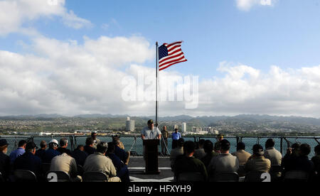 091218-N-7498L-135 PEARL HARBOR (18. Dezember 2009) Captain Keith Walzak, der Meister des Military Sealift Befehls Bekämpfung Läden Schiff USNS San Jose (T-AFS-7) für die Besatzung während des Schiffes spricht Stilllegung Zeremonie. San Jose ist die letzte der acht Bekämpfung Stores Schiffe aus die Military Sealift Command Flotte Hilfs Marinekraft zu deaktivieren, deren Hauptaufgabe ist es, Lieferung Lebensmittel, Treibstoff und Lieferungen an Schiffe der US Navy. (Foto: U.S. Navy Mass Communication Specialist 2. Klasse Mark Logico/freigegeben) UNS Marine 091218-N-7498L-135 Captain Keith Walzak, der Meister des Military Sealift Command Kamm Stockfoto