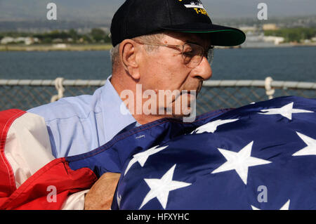 091218-N-7498L-254 PEARL HARBOR (18. Dezember 2009) in der Lage Bodied Seaman John Douklias sammelt der nationalen Fähnrich an Bord des Military Sealift Command Bekämpfung Läden Schiffs USNS San Jose (T-AFS 7) während der ShipÕs Zeremonie Stilllegung. San Jose ist die letzte der acht Kampf Schiffe von der Naval Fleet Auxiliary Force deaktivieren speichert. (Foto: U.S. Navy Mass Communication Specialist 2. Klasse Mark Logico/freigegeben) US Navy 091218-N-7498L-254 können Bodied Seaman John Douklias sammelt der nationalen Fähnrich an Bord des Military Sealift Command Bekämpfung Läden Schiffs USNS San Jose (T-AFS-7) Stockfoto