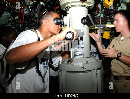 091223-N-3560G-002 PEARL HARBOR (23. Dezember 2009) Fähnrich Tom Kerman, zugeordnet zu den Los Angeles Angriff u-Boot USS Tucson (SSN-770), erklärt Periskop Operationen für Mitglieder der Universität von Nevada-Fußball-Nationalmannschaft bei einem Rundgang durch das Schiff. (Foto: U.S. Navy Mass Communication Specialist 2. Klasse Ronald Gutridge/freigegeben) US Navy 091223-N-3560G-002 Fähnrich Tom Kerman, zugeordnet zu den Los Angeles Angriff u-Boot USS Tucson (SSN-770), erklärt Periskop Operationen für Mitglieder der Universität von Nevada-Fußball-Nationalmannschaft bei einem Rundgang durch das Boot Stockfoto