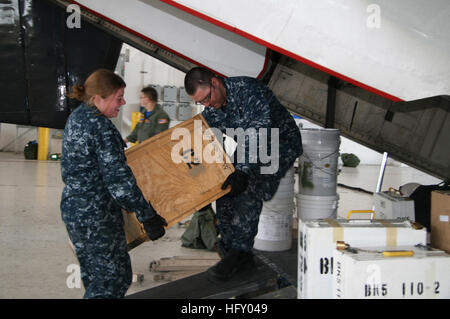 100114-N-9402B-003 JACKSONVILLE, Florida (14. Januar 2010) Luftfahrt Maschinist Mate 2. Klasse Sarah Jung, links, und Luftfahrt Elektroniker / 2. Klasse Samuel Hinderliter, beide zugewiesen, die Rohhäute der Flotte Logistik Support Squadron (VRC) 40, Loadboxen auf ein C-2A Greyhound-Transportflugzeug für Naval Station Guantanamo Bay auf Kuba geleitet. Der Flugplatz und Hangars der Basis geworden als Drehscheibe für Geschwader fliegen vom Naval Station Guantanamo Bay, Kuba und Haiti humanitäre Hilfe nach einem Erdbeben der Stärke 7,0. (U.S. Navy Photo von Aviation strukturelle Mechaniker Stockfoto