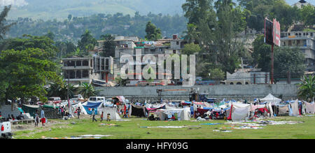 100117-N-2953W-167 PORT-AU-PRINCE, Haiti (16. Januar 2010) haitianische Erdbebenopfer in einer Zeltstadt warten für die medizinische Behandlung von US Navy und US-Küstenwache Personal. Mehrere US-militärische Einheiten, darunter der Flugzeugträger USS Carl Vinson (CVN-70) und Carrier Air Wing (CVW) 17 führen humanitäre Hilfe und Katastrophenschutz Hilfsaktionen im Rahmen der Operation Unified Antwort nach eine Erdbeben der Stärke 7,0 schwere Schäden in der Nähe von Port-au-Prince am 12. Januar 2010 verursacht. (Foto: U.S. Navy Mass Communication Specialist 2. Klasse Adrian White/freigegeben) U.S. Navy 100117-N-2953W-167 haitianischen Erde Stockfoto