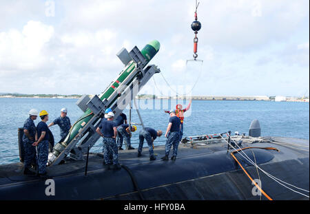APRA HARBOR, unterstützen Guam (20. März 2013) Seeleute an Bord der Los-Angeles-Klasse schnellen Angriff u-Boot USS Oklahoma City (SSN-723) während einer Torpedo-Offload zu Beginn deren kontinuierliche Pflege-Verfügbarkeit. Oklahoma City ist eine der drei nach vorne eingesetzten u-Boote in Guam stationiert. (Foto: U.S. Navy Mass Communication Specialist 1. Klasse Jeffrey Jay Price/freigegeben) 130320-N-LS794-023 Join Gespräch http://www.facebook.com/USNavy http://www.twitter.com/USNavy http://navylive.dodlive.mil USS Oklahoma City entlädt einen Torpedo. (8578421384)