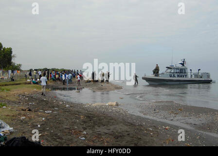 100119-N-7653W-076 PORT-AU-PRINCE, Haiti (19. Januar 2009) Segler zugewiesen, Maritime Expeditionary Sicherheit Squadron (MESRON) 6 begann an Bord der amphibischen Dock Landungsschiff USS Fort McHenry (LSD 43) führen eine Angriff-Handwerk-Einheit auf der Küste von Port-Au-Prince, Haiti. Fort McHenry beteiligt sich an Operation Unified Response die humanitäre Unterstützung in der Zeit nach dem Erdbeben der Stärke 7,0, das Haiti am 12. Januar traf. (Foto: U.S. Navy Mass Communication Specialist 2. Klasse Justan Williams/freigegeben) US Navy 100119-N-7653W-076 Matrosen führen eine Angriff-Handwerk-Einheit auf Stockfoto