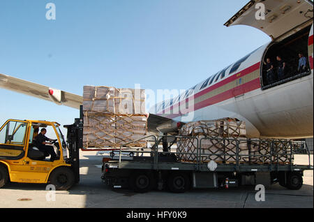 100125-N-9402B-001 JACKSONVILLE, Florida (25. Januar 2010) Paul Reardon Empire Fracht lädt Paletten von Lebensmitteln und humanitäre Lieferungen auf ein Transportflugzeug für den Versand ins Naval Station Guantanamo Bay auf Kuba. Die Lieferungen sind nach Haiti im Rahmen der Operation Unified Antwort geliefert wird, nachdem eine Erdbeben der Stärke 7,0 schwere Schäden in der Nähe von Port-au-Prince, Haiti Jan. 12 verursacht. (Foto: U.S. Navy Aviation strukturelle Mechaniker 3. Klasse Nicole Bieneman/freigegeben) U.S. Navy 100125-N-9402B-001 Paul Reardon Empire Fracht lädt Paletten von Lebensmitteln und humanitäre Lieferungen auf ein Transportflugzeug für Schiff Stockfoto