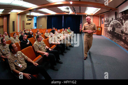 Die Mitarbeiter der Marineausbildung und des Trainings-Kommandos erhalten eine Einweisung in die Unterstützung der maritimen Strategie im Submarine Learning Center Detachment in San Diego. Stockfoto