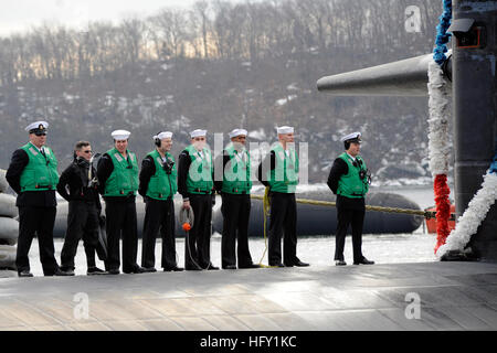 100203-N-8467N-005 GROTON, Connecticut (3. Februar 2010) Seeleute an Bord der Los-Angeles-Klasse u-Boot USS Philadelphia (SSN-690) stehen Oberseite, wie sie in der Submarine Base New London zieht Rückkehr aus ihren letzten Einsatz. Philadelphia soll im Rahmen einer Feierstunde inaktivierten noch in diesem Jahr sein. (US Navy Foto von John Narewski/freigegeben) U.S. Navy 100203-N-8467N-005-Segler an Bord der Los-Angeles-Klasse u-Boot USS Philadelphia (SSN-690) stehen Oberseite, wie sie in Submarine Base New London zieht nach ihrem endgültigen Bereitstellung Stockfoto