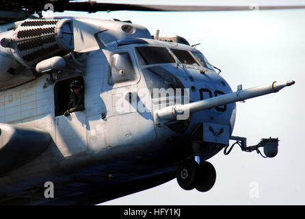 100203-N-5214S-156 BAIE DE GRAND GOAVE, Haiti (3. Februar 2010) A CH-53E Super Stallion-Hubschrauber zugewiesen, Marine schwere Hubschrauber Geschwader (HMH) 461 bereitet auf dem Multi-Purpose amphibischer Angriff Schiff USS Bataan (LHD-5) zu landen. Bataan führt humanitäre Hilfe und Katastrophenschutz Hilfsaktionen im Rahmen der Operation Unified Antwort nach eine Erdbeben der Stärke 7,0 schwere Schäden in und um Port-au-Prince, Haiti Jan. 12 verursacht. (Foto: U.S. Navy Mass Communication Specialist 1. Klasse W. B. Swoboda/freigegeben) US Navy 100203-N-5214S-156 A CH-53E Super Stallion-Hubschrauber, Mar zugewiesen Stockfoto