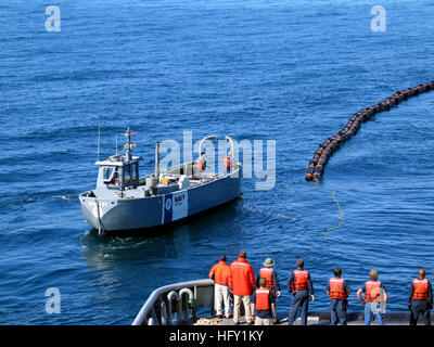 100429-N-6141B-003 WASHINGTON (29. April 2010) auf eine aktualisierte Datei Foto, eine schnelle Bereitstellung Skimmer-System von Naval Sea Systems Command Supervisor of Salvage and Diving (SUPSALV), betrieben führt Oil Spill Antwort Ausbildung. Geschäftsbereichs Supervisor of Salvage and Diving am 28. April schickte 66.000 Füße von aufblasbaren Öl-Boom, skimming-Systeme, damit zusammenhängende Unterstützungsausrüstung und Personal für die Deepwater Horizon Oil Spill Aufräumarbeiten zu unterstützen. (US Navy Foto/freigegeben) US Navy 100429-N-6141B-003 In ein undatiertes Foto, führt eine schnelle Bereitstellung Skimmer-System Oil Spill Response traini Stockfoto