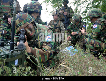 100204-N-9950J-007 HAT YAO, Thailand (4. Februar 2010) Royal Thai Marine Corps SGT Beom Kim steht zusehen, wie US-Marines zugewiesen der 31. Marine Expeditionary Unit (MEU 31.) und Republik Korea Marines überprüfen eine Karte während einer simulierten amphibischer Angriff während Cobra Gold 2010. Kobra-Gold ist eine gemeinsame und Koalition multinationalen Übung veranstaltet jährlich von dem Königreich Thailand. (Foto: U.S. Navy Mass Communication Specialist 2. Klasse Greg Johnson/freigegeben) US Navy 100204-N-9950J-007 Cobra Gold 2010 Teilnehmer überprüfen eine Karte während einer simulierten amphibische Stockfoto