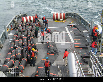 100429-N-6141B-002 WASHINGTON (29. April 2010) In einer undatierten Foto, bereiten Seeleute arbeiten mit Supervisor of Salvage und Diving Division des Naval Sea Systems Command, ein Öl-Ölsperre bereitzustellen. Geschäftsbereichs Supervisor of Salvage and Diving am 28. April schickte 66.000 Füße von aufblasbaren Öl-Boom, skimming-Systeme, damit zusammenhängende Unterstützungsausrüstung und Personal für die Deepwater Horizon Oil Spill Aufräumarbeiten zu unterstützen. (US Navy Foto/freigegeben) US Navy 100429-N-6141B-002 In einer undatierten Datei Foto, Matrosen, die Arbeit mit der Supervisor of Salvage and Diving Division des Naval Sea Systems Co Stockfoto