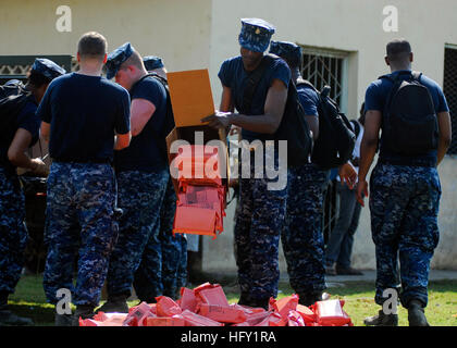 100204-N-5244H-046 CONCRAVE, Haiti (4. Februar 2010) Segler zugewiesen der amphibischen dock Landungsschiff USS Carter Hall (LSD 50) vorbereiten, Essen in einem Distributionszentrum Hilfe zu verteilen. Carter Hall führt humanitäre Hilfe und Katastrophenschutz Hilfsaktionen im Rahmen der Operation Unified Antwort nach eine Erdbeben der Stärke 7,0 schwere Schäden in und um Port-au-Prince, Haiti Jan. 12 verursacht. (Foto: U.S. Navy Mass Communication Specialist 1. Klasse Monique Hilley/freigegeben) US Navy 100204-N-5244H-046 Ailors zugewiesen, die amphibische Dock Landungsschiff USS Carter Hall (LSD-50) vorbereiten, distrib Stockfoto