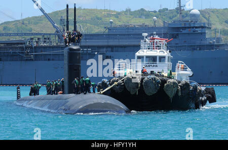 APRA Hafen, Guam (9. April 2013) zieht der Los-Angeles-Klasse u-Boot USS Cheyenne (SSN-773) in Apra Harbor, Wartung und Freiheit zu führen.  Cheyenne ist die Durchführung von Operationen in den USA 7. Flotte Aufgabengebiet. (Foto: U.S. Navy Mass Communication Specialist 1. Klasse Jeffrey Jay Price/freigegeben) 130409-N-LS794-274 beitreten das Gespräch http://www.facebook.com/USNavy http://www.twitter.com/USNavy http://navylive.dodlive.mil USS Cheyenne zieht in Apra Hafen, Guam. (8637769782) Stockfoto