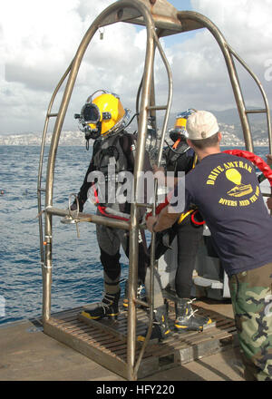 100209-N-8288P-160 Mittelmeer (9. Februar 2010) Navy Diver 2. Klasse Todd Walsh und Navy Diver 2. Klasse Matthew Trautman, beide Mobile Tauchen und Salvage Unit (MDSU) 2 zugewiesen, in Angriff genommen an Bord der Military Sealift Command-Rettungs und Bergung Schiff USNS Greifer (T-ARS-53), darauf vorbereiten, Tauchen Sie ein in das Mittelmeer vor der Küste des Libanon. Greifer unterstützt den libanesischen Streitkräften während Recovery-Vorgänge der Ethiopian-Airlines-Flug 409. (Foto: U.S. Navy Mass Communication Specialist 2. Klasse William Pittman/freigegeben) US Navy 100209-N-8288P-160 Marine Diver 2. Klasse Todd Walsh Stockfoto