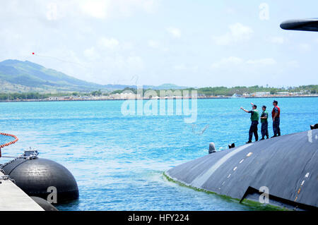 POLARIS-Punkt, Guam (11. April 2013) A Seemann an Bord der geführte Raketen-u-Boot USS Ohio (SSGN-726) wirft eine Empfangs-Linie zum Pier, wie Ohio kommt, um einen Austausch des Befehls zwischen Gold und blau Besatzungen führen. (Foto: U.S. Navy Mass Communication Specialist 1. Klasse Jeffrey Jay Price/freigegeben) 130411-N-LS794-006 beitreten das Gespräch http://www.facebook.com/USNavy http://www.twitter.com/USNavy http://navylive.dodlive.mil USS Ohio in Guam kommt. (8641409820) Stockfoto