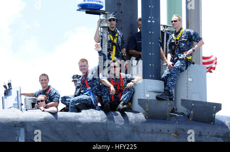 POLARIS Punkt, Guam (11. April 2013) Matrosen an Bord geführte Flugkörper u-Boot USS Ohio (SSGN-726) Welle von der Brücke als das u-Boot zieht in Apra Harbor, einen Austausch des Befehls zwischen Gold und blau Besatzungen durchzuführen. 11. April ist der 113. Jahrestag der US-Marine u-Boot-Truppe. (Foto: U.S. Navy Mass Communication Specialist 1. Klasse Jeffrey Jay Price/freigegeben) 130411-N-LS794-004 beitreten das Gespräch http://www.facebook.com/USNavy http://www.twitter.com/USNavy http://navylive.dodlive.mil USS Ohio in Guam kommt. (8641409632) Stockfoto