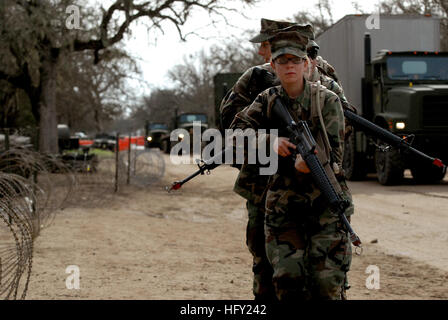 100211-N-0475R-081 FORT HUNTER LIGGETT, Kalifornien (11. Februar 2010) Bau Elektriker Constructionman Lehrling Colleen Henry, zugewiesen, Naval Mobile Bau Bataillon (NMCB) 5, führt ihr Team während reagieren Teamtraining während Betrieb Lager Duell 2010. Duell ist ein Feld-Übung, die testet die BattalionÕs Fähigkeit, bereitstellen und Operationen in einer Notfall-Umgebung. (Foto: U.S. Navy Mass Communication Specialist 2. Klasse Ace Rhéaume/freigegeben) US Navy 100211-N-0475R-081 Bau Elektriker Constructionman Lehrling Colleen Henry führt ihr Team Stockfoto