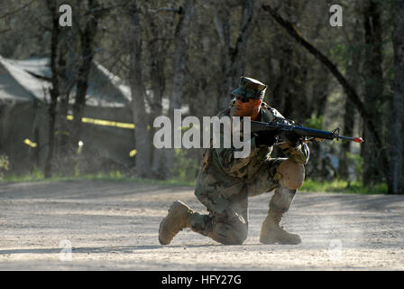 100213-N-0475R-234 FORT HUNTER LIGGETT, Kalifornien (13. Februar 2010) Bau Elektriker 3. Klasse Aaron Bluitt beteiligt sich an reagieren Teamtraining während Betrieb Lager Duell 2010. REACT-Team sorgt für eine innere Sicherheit Kraft auf Basis. Duell ist ein Feld-Übung, die testet das Bataillon Funktion bereitstellen und Operationen in einer Notfall-Umgebung. (Foto: U.S. Navy Mass Communication Specialist 2. Klasse Ace Rhéaume/freigegeben) U.S. Navy 100213-N-0475R-234 Bau Elektriker 3. Klasse Aaron Bluitt beteiligt sich an reagieren Teamtraining während der Operation zu tragen Stockfoto