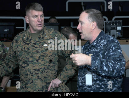 100216-N-6764G-070 VIRGINIA BEACH, Virginia (16. Februar 2010) Generalleutnant Richard Natonski, Kommandeur der US-Marine Forces Command, bespricht Ausbildungskapazitäten mit Captain Robert Brown, Kommandierender Offizier der taktischen Ausbildung Gruppe Atlantic, während Fett Operationsspektrum. Mutige Spektrum ist eine Flotte synthetische Trainingsübung mit Commander, U.S. 2. Flotte und Luftwaffe und Armee Einheiten, sowie das Militär Kanada und Deutschland. Die Übung, unter der Leitung von Kommandant, Strike Force Training, Atlantik, simuliert bereitgestellte Operationen ohne eigentlich immer unterwegs. (U.S. Navy Photo von Masse Commun Stockfoto