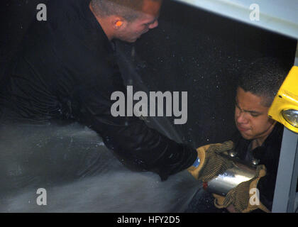 Marine Corps Junior ROTC-Kadetten trainieren im Damage Control Team Trainer am U-Boot Learning Center Detachment, San Diego, und simulieren U-Boot-Maschinenraum Szenarien einschließlich Rohrleitungsausfällen. Stockfoto