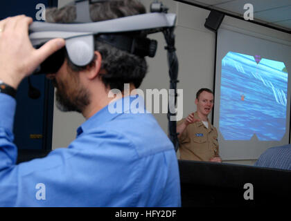 Der Virtual Environment Submarine Trainer am Submarine Learning Center Detachment San Diego bietet eine simulierte U-Boot-Maschinenraum-Umgebung, in der das Personal in der Handhabung von Rohrleitungsfehlern mithilfe von Virtual Reality geschult wird. Stockfoto