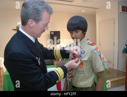 Ein japanischer Kommandant der U.S. Naval Forces verleiht einem Mitglied des Far East Council während einer Boy Scouts of America-Veranstaltung in Japan ein Eagle Scout-Abzeichen. Stockfoto