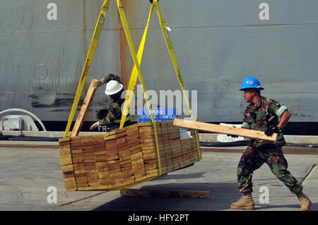 100224-N-1441M-205 GUANTANAMO BAY, Kuba (24. Februar 2010) Segler zugewiesen Marine Reserve Marine Cargo Handling Bataillon 13 Last Holz auf der Military Sealift Command Kran Schiff SS Kornkammer Zustand (T-ACS 6) für den Transport nach Haiti. Kornkammer Zustand ist die logistische Unterstützung im Rahmen der Operation Unified Response (Foto: U.S. Navy Mass Communication Specialist 2. Klasse Marie A. Montez/freigegeben) US 100224-N-1441M-205 Marineseeleute zugewiesen Marine Reserve Marine Cargo Handling Bataillon 13 Last Holz auf der Military Sealift Command Kran Schiff SS Kornkammer Zustand (T-ACS-6) Stockfoto