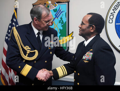 100302-N-6764G-037 NORFOLK (2. März 2010) Rear Admiral Karl-Wilhelm Bollow, links, deutsche Verteidigung attachŽ und Vice Admiral Mel Williams Jr., Kommandeur der US-2. Flotte, Hände schütteln, nach der Anmeldung einer gegenseitige Absichtserklärung betreffend die deutsche Fregatte FGS Hessen (F 221). Hessen bereitet in Gang kommen aus Wilhelmshaven, Deutschland, auf dem Weg in die USA, Portbesuche durchzuführen und werden Sie ein Teil von Harry S. Truman Carrier Strike Group. (Foto: U.S. Navy Mass Communication Specialist 3. Klasse Brian Goodwin/freigegeben) UNS Marine 100302-N-6764G-037 Rear Admiral Karl-Wilhelm Bollow, links, Keim Stockfoto