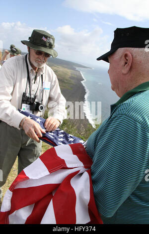 100303-M-7265F-004 IWO, Japan (3. März 2010) U.S. Marine Corps Veteranen Falte eine amerikanische Flagge auf Mt. Suribachi während des 65. Jahrestages der Schlacht von Iwo Jima. (U.S. Marine Corps Foto von Lance CPL William Fischer/freigegeben) US Navy 100303-M-7265F-004 U.S. Marine Corps Veteranen Falten eine amerikanische Flagge auf dem Mt. Suribachi während des 65. Jahrestages der Schlacht von Iwo Jima Stockfoto