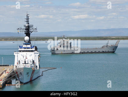 100308-N-8241M-005 Logistikunterstützung GUANTANAMO BAY, Kuba (8. März 2010) The U. S. Army Schiff General Frank S. Besson, Jr. (LSV 1) Pässe der US Coast Guard Cutter Dallas (WHEC 716) als er am Naval Station Guantanamo Bay auf Kuba kommt. General Frank S. Besson transportiert Fahrzeuge und Geräte aus der amphibischen Dock Landungsschiff USS Fort McHenry (LSD 43) auf der Luv Ferry Landing für eine ökologische waschen unten vor dem Wiedereintritt in die Vereinigten Staaten. (Foto: U.S. Navy Chief Masse Kommunikation Spezialist Bill Mesta/freigegeben) US Navy 100308-N-8241M-005 der U. S. Army Logistik supp Stockfoto